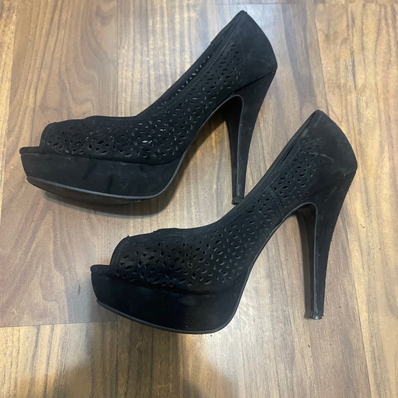 Black Peep Toe Eyelit Heels Classic Pump - Picture 1 of 11